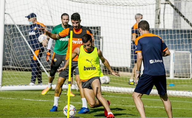 El Barça tantea el fichaje de Gayà y el Valencia el de Borja Mayoral