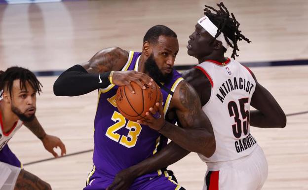 LeBron y Davis dominan a Portland