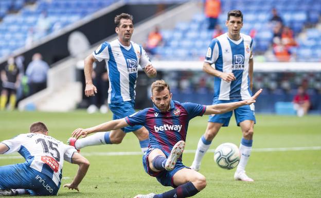 El Valencia negocia el fichaje de Borja Mayoral mientras busca una salida a Rodrigo