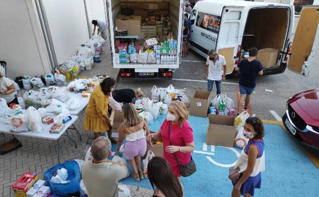 Las Fallas desbordan la previsión y llenan cuatro furgonetas de alimentos para los franciscanos