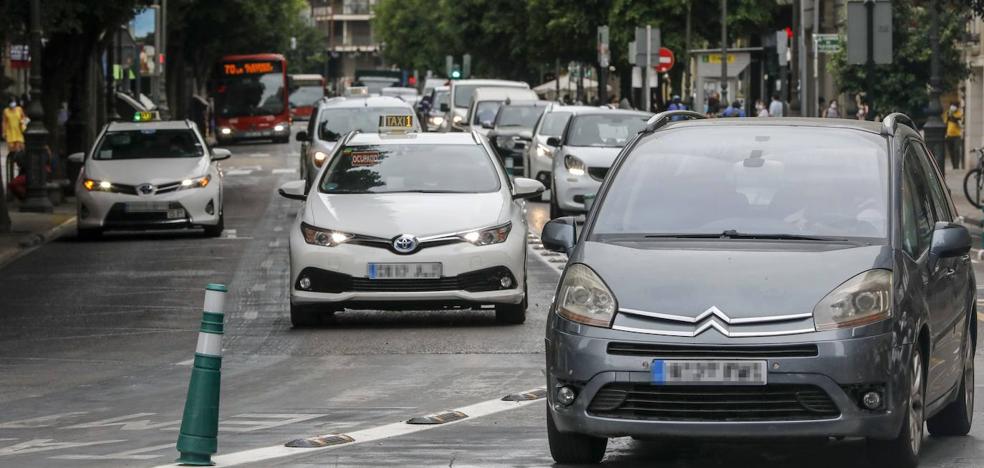 El parque móvil de Valencia crece a pesar de las limitaciones al tráfico
