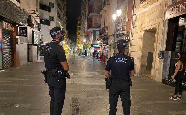 La Policía Local de Alicante disuelve dos botellones esta madrugada en Urbanova y el instituto Jorge Juan