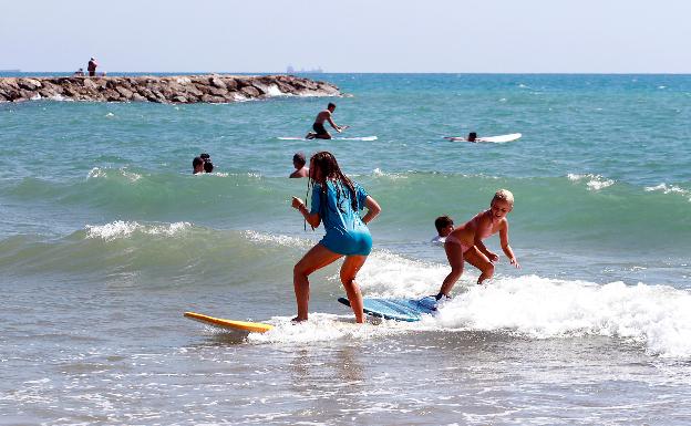 Puçol se consolida como localidad surfera