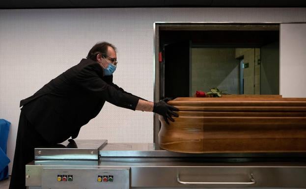 Una funeraria salva a una joven a punto de ser embalsamada viva: «Abrimos la bolsa y vimos sus ojos abiertos»