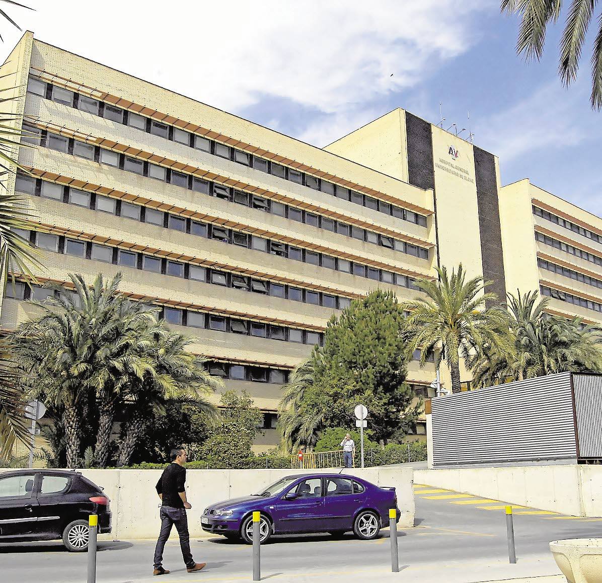 Cinco heridos en un choque entre dos coches en Elche