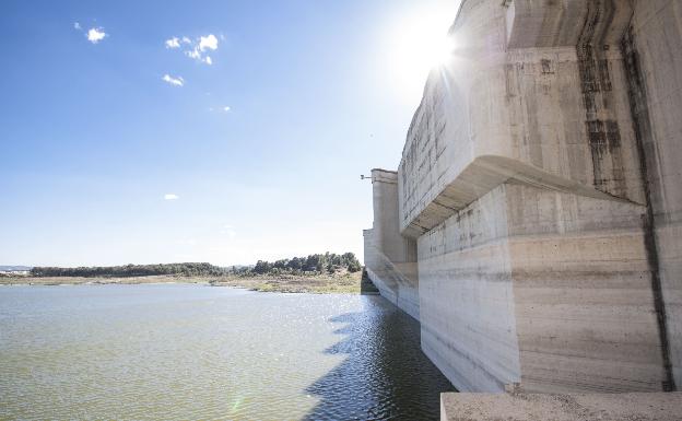 Frente común de alcaldes de la Ribera ante la CHJ para evitar riadas con las sueltas de Bellús