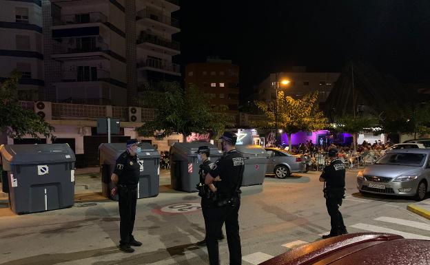 Detenidos cuatro hombres, uno de ellos por intento de homicidio, por una pelea multitudinaria del Perelló