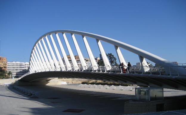 El Puente de la Exposición, la «blanca peineta» de Santiago Calatrava