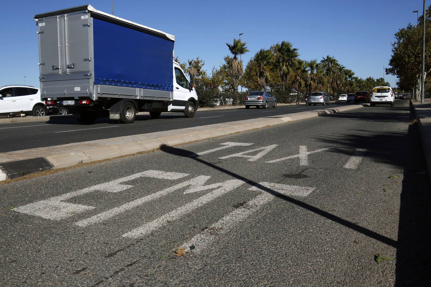 Un herido por el choque entre una moto y una furgoneta en la Ronda Nord de Valencia