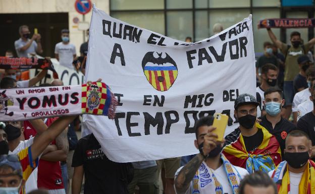 Corte de pelo gratuito como protesta a Peter Lim