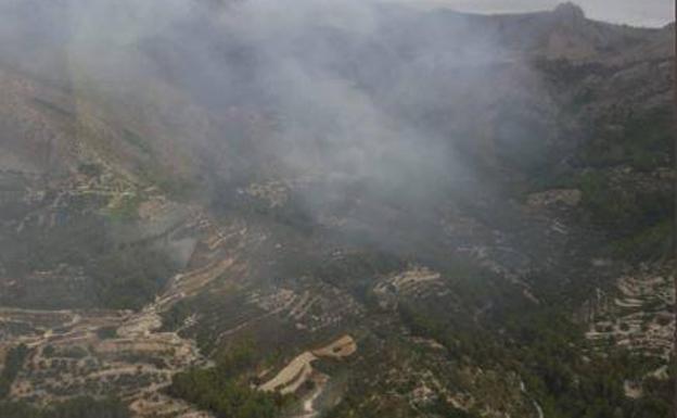 Los bomberos luchan contra el fuego en Benimantell