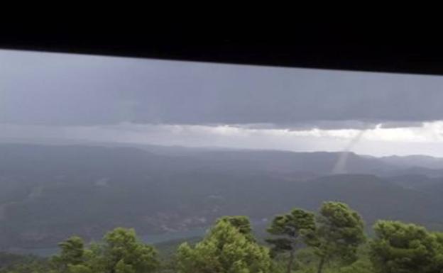 Un tornado sorprende a los vecinos de la localidad valenciana de Tuéjar