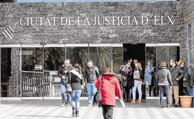 Piden prisión permanente a una pareja de Elche por estrangular al hijo de solo 2 años