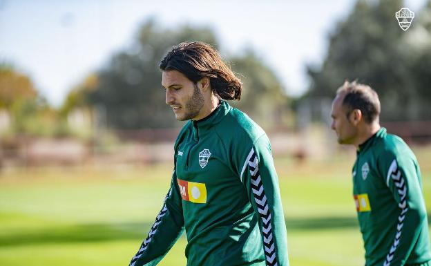 El Elche continúa con su revolución tras el ascenso a Primera y traspasa a Juan Cruz al Osasuna