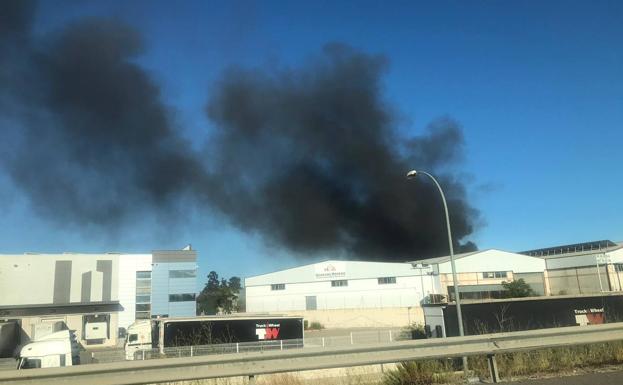 Controlado el incendio en una fábrica de ferralla del polígono El Romaní de Sollana