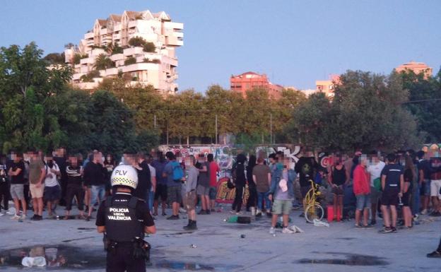 La Policía detiene a dos personas y denuncia a 156 por una fiesta clandestina en Benimaclet