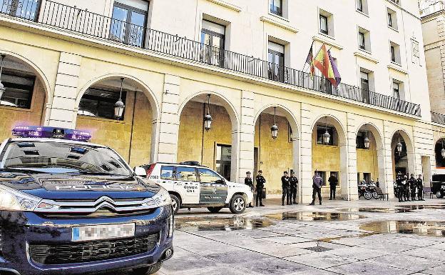 Una vecina del niño estrangulado en Elche oyó un guantazo unos días antes de la paliza