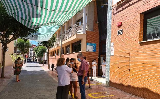 Albal instala haimas en el exterior del centro de salud donde se atiende a los pacientes