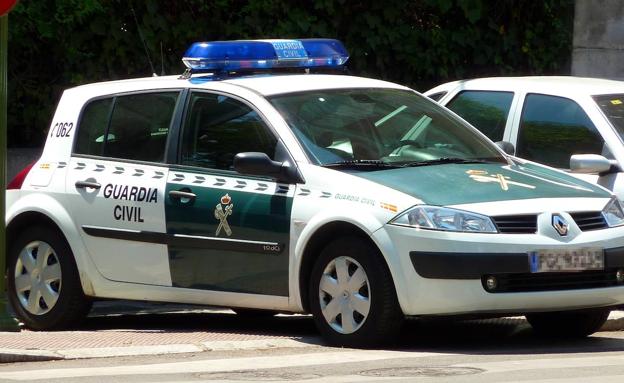 Cuatro detenidos por robar con violencia en el interior de una vivienda en Serra mientras el dueño dormía