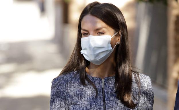 La Reina Letizia dice adiós al verano con un look otoñal