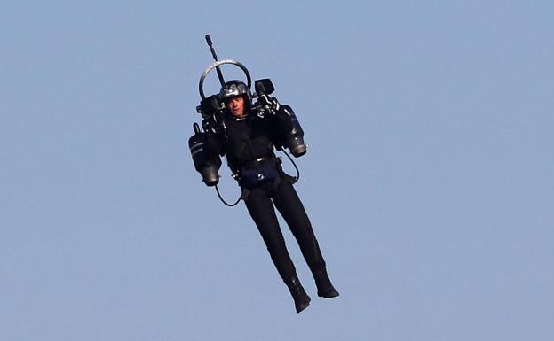 El FBI investiga el vuelo de un hombre con su mochila a mil metros de altura y entre aviones aterrizando