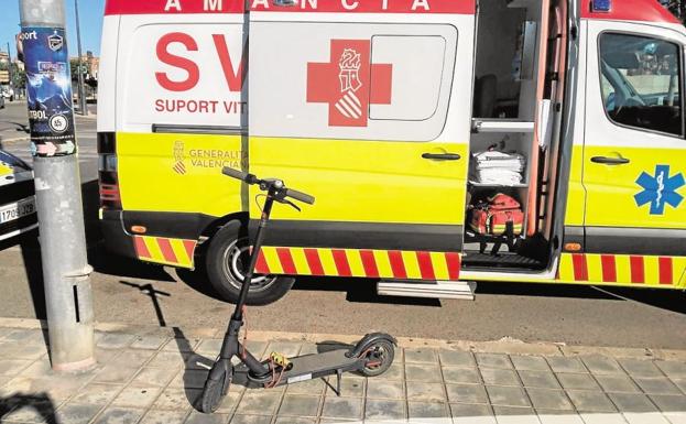 Herido el conductor de un patinete en el accidente con un coche en Valencia