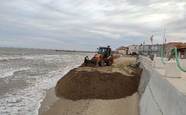 Costas insiste en el aporte masivo para las playas pese a que se la llevan los temporales