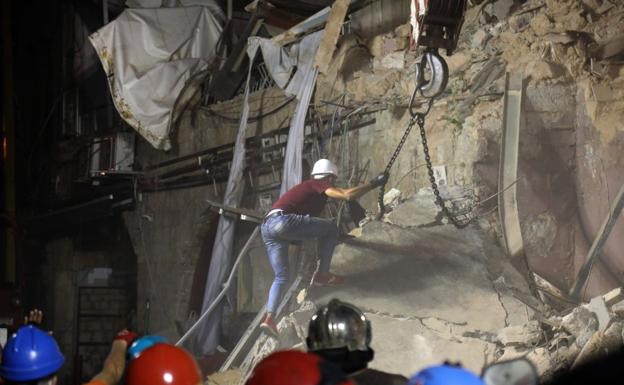 Encuentran un «posible» signo de vida bajo los escombros de un edificio colapsado en Beirut un mes después de la explosión