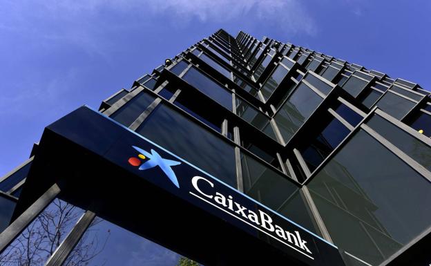 Cuántas oficinas y empleados tienen Caixabank y Bankia