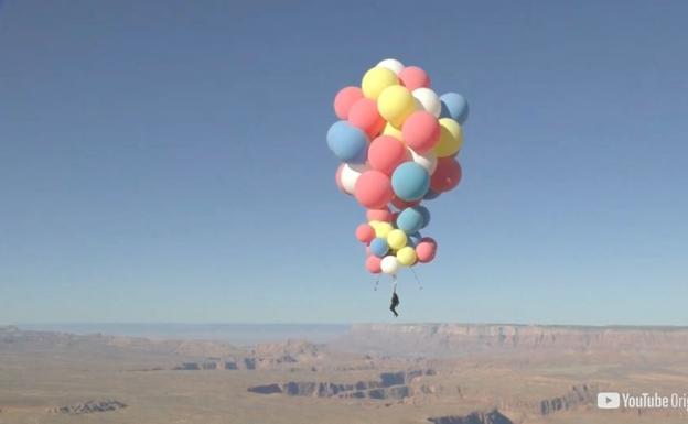 David Blaine imita la película 'Up' y vuela a más de 7.500 metros con 52 globos de helio