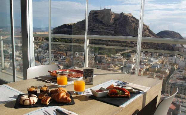 El hotel Gran Sol, icono de Alicante, se reinventa con desayunos temáticos «con vistas»