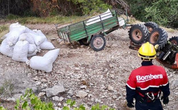 Muere un hombre de 80 años al volcar con el tractor en Orihuela