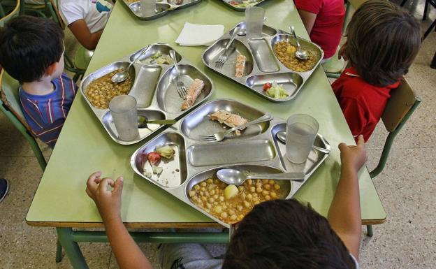 Niños de clases enteras comerán en las aulas por el coronavirus