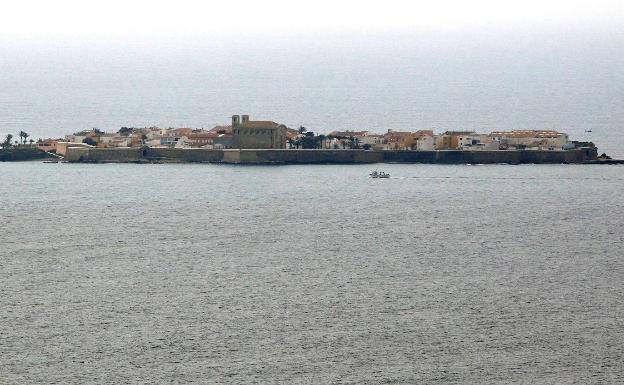 Dos heridos en Tabarca tras chocar contra las rocas por el oleaje mientras buceaban