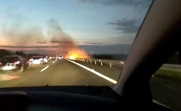 Los bomberos sofocan tres incendios intencionados en Llaurí, Favara y Cullera