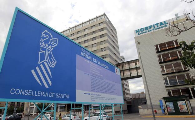 Hospitalizada una joven de 26 años tras chocar con su patinete contra un coche en Valencia