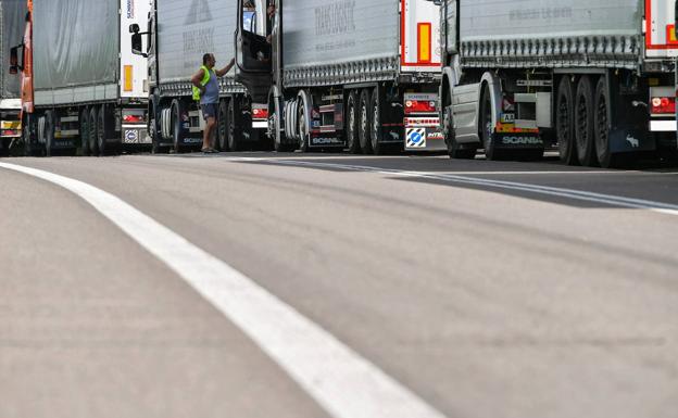 Un camionero avisa a la Guardia Civil de que conduce ebrio para ser detenido, despedido, cobrar el paro y jubilarse