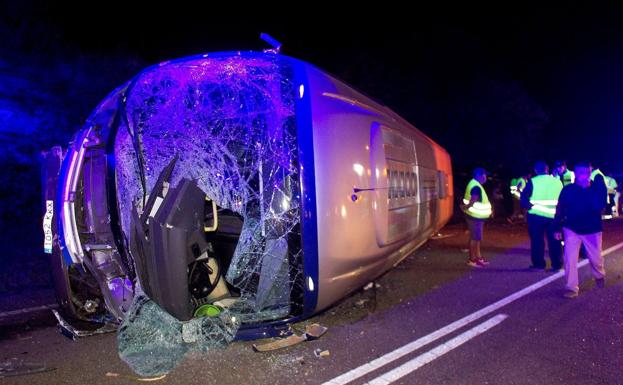 Veinte heridos al volcar un autobús por un caballo en Pontevedra