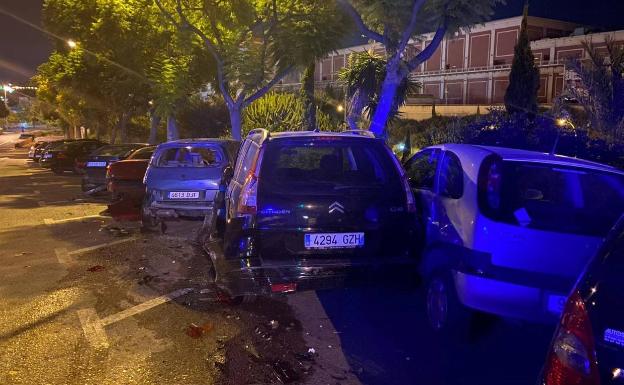 Destroza seis coches aparcados tras provocar un accidente y se da a la fuga