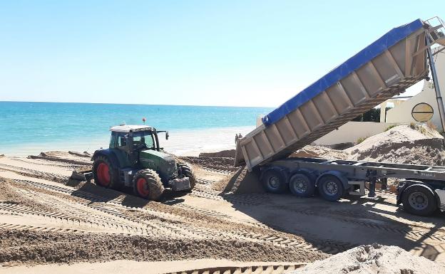 Costas vuelve a parchear la playa de La Goleta con el vertido de 20.000 toneladas de arena