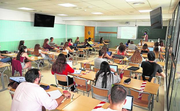 Clases por turnos, mascarilla y aulas llenas de cámaras en el retorno a la universidad