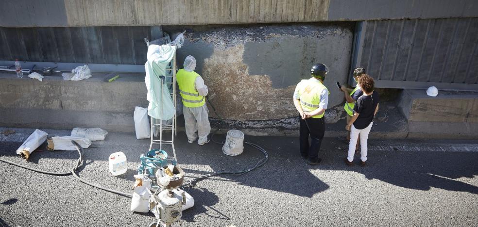 Limpian la pintura colocada por error en los restos de la muralla medieval