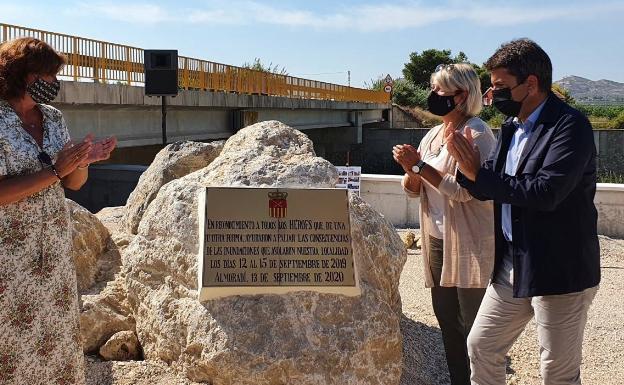 Una placa para recordar a los «héroes» que lucharon contra la riada en la Vega Baja