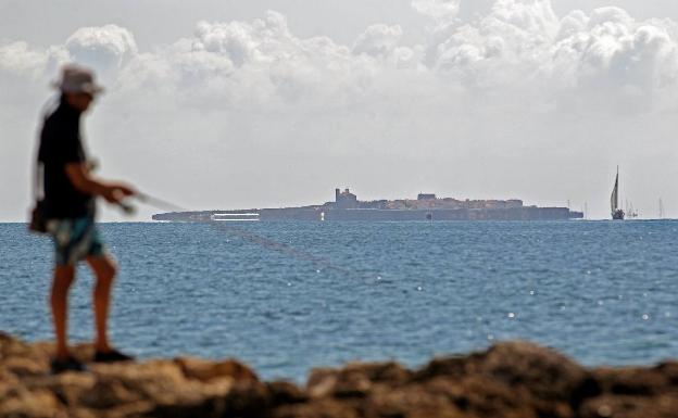 Las familias de Tabarca, obligadas a abandonar la isla ante la falta de transporte regular