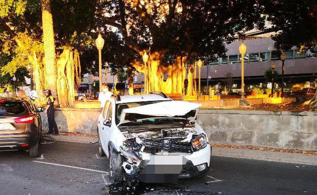 Un conductor ebrio provoca un accidente y largas retenciones en el parque de Canalejas de Alicante