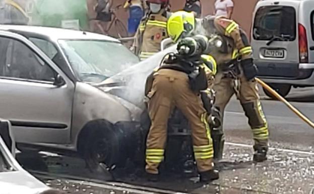 Cortan el Camino de Moncada tras incendiarse un coche mientras circulaba