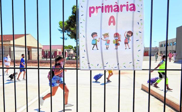 Las enfermeras escolares acusan a Marzà de «torpedear» y «poner trabas» a su labor