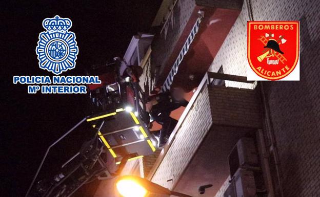 Agentes actuando en la terraza de la vivienda.