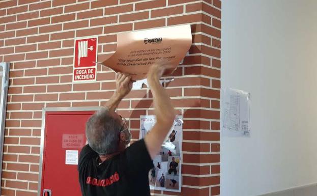 Sueca retira la placa de la Residencia tras la denuncia de Compromís porque aparecía el nombre del alcalde