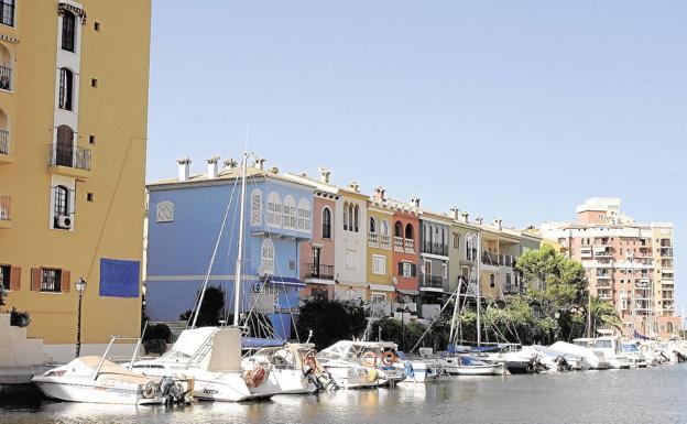 Pasea desnudo por Port Saplaya y nada más de una milla para evitar a los agentes